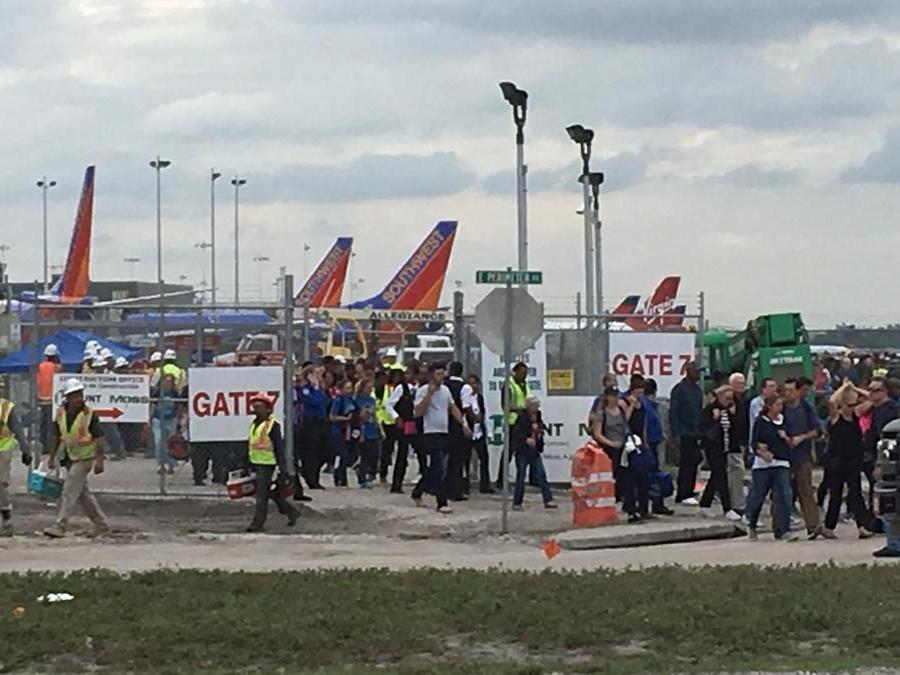 Passeggeri evacuati da un terminal dell’aeroporto di Fort Lauderdale-Hollywood. (REUTERS/Andrew Innerarity)