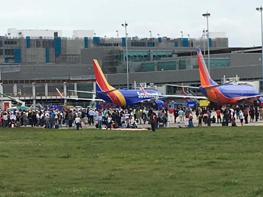 Passeggeri evacuati da un terminal dell’aeroporto di Fort Lauderdale-Hollywood. (REUTERS/Andrew Innerarity)