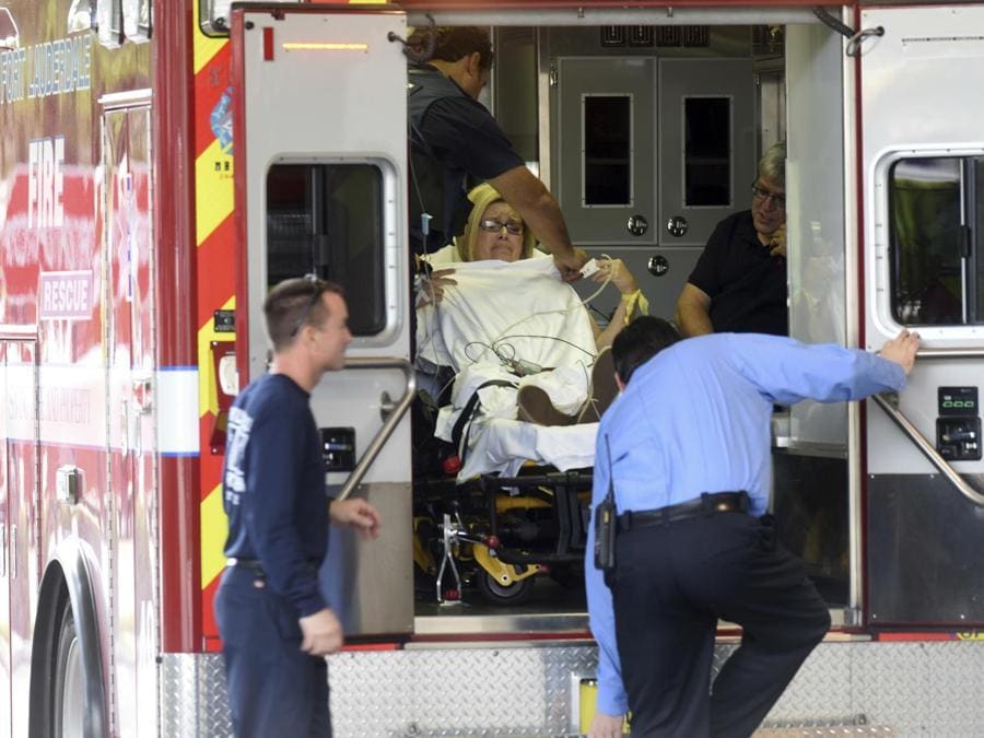 Una vittima della sparatoria arriva in ambulanza al Broward Health Trauma Center in Fort Lauderdale. (Taimy Alvarez/South Florida Sun-Sentinel via AP)