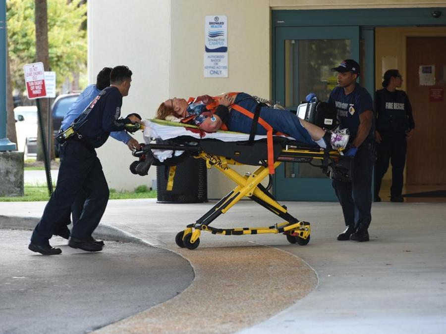 Una vittima della sparatoria arriva in ambulanza al Broward Health Trauma Center in Fort Lauderdale. (Taimy Alvarez/South Florida Sun-Sentinel via AP)