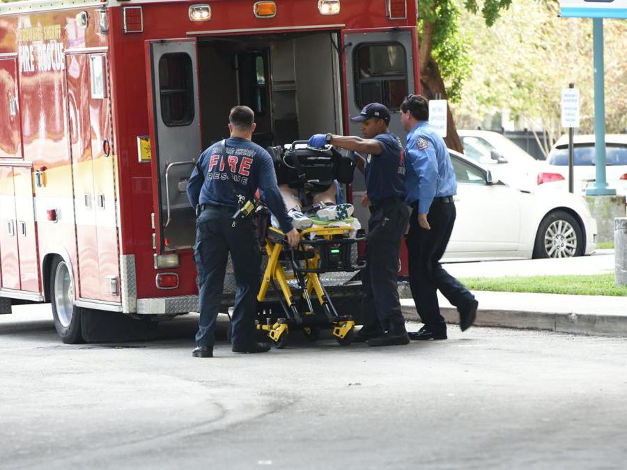 Una vittima della sparatoria arriva in ambulanza al Broward Health Trauma Center in Fort Lauderdale. (Taimy Alvarez/South Florida Sun-Sentinel via AP)