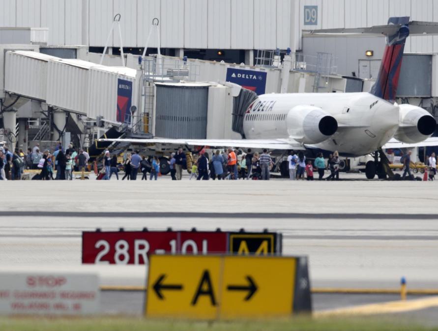 Passeggeri evacuati da un terminal dell’aeroporto di Fort Lauderdale-Hollywood. (AP Photo/Lynne Sladky)
