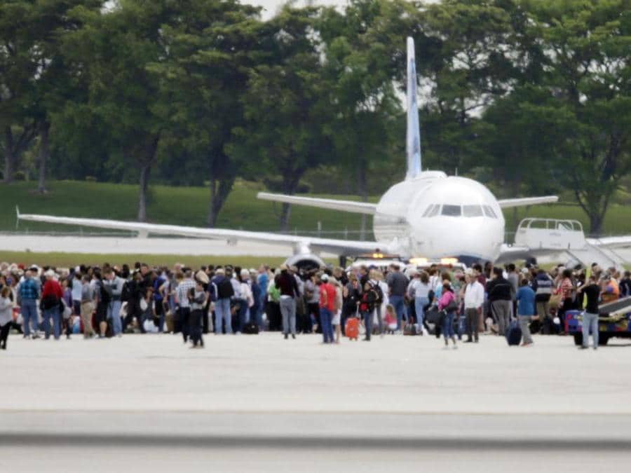 Passeggeri evacuati da un terminal dell’aeroporto di Fort Lauderdale-Hollywood. (AP Photo/Lynne Sladky)
