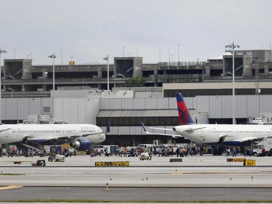 Passeggeri evacuati da un terminal dell’aeroporto di Fort Lauderdale-Hollywood. (Al Diaz /Miami Herald via AP)