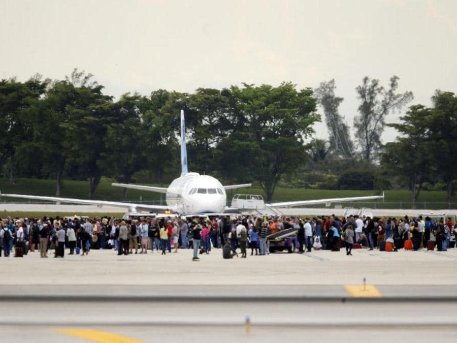 Passeggeri evacuati da un terminal dell’aeroporto di Fort Lauderdale-Hollywood. (Al Diaz /Miami Herald via AP)