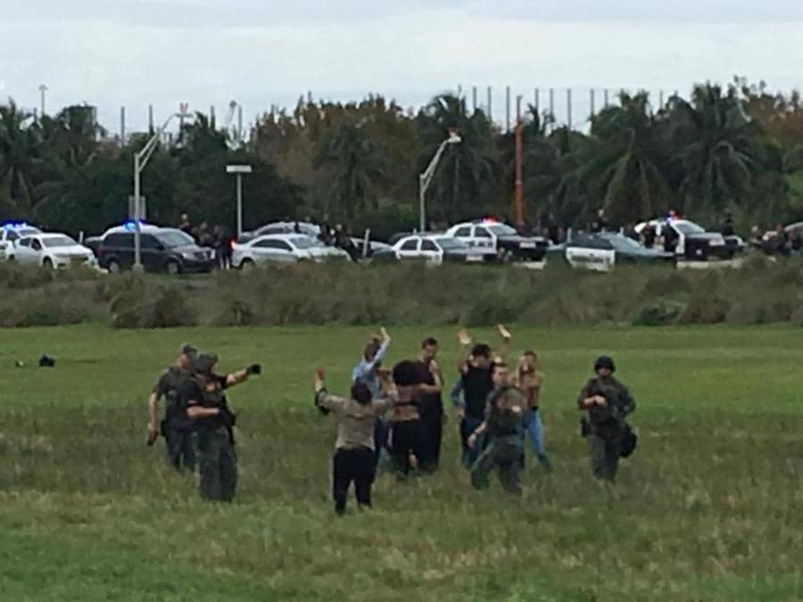 La polizia ferma delle persone evacuate dal Fort Lauderdale-Hollywood International Airport dopo la sparatoria. (REUTERS/Andrew Innerarity)