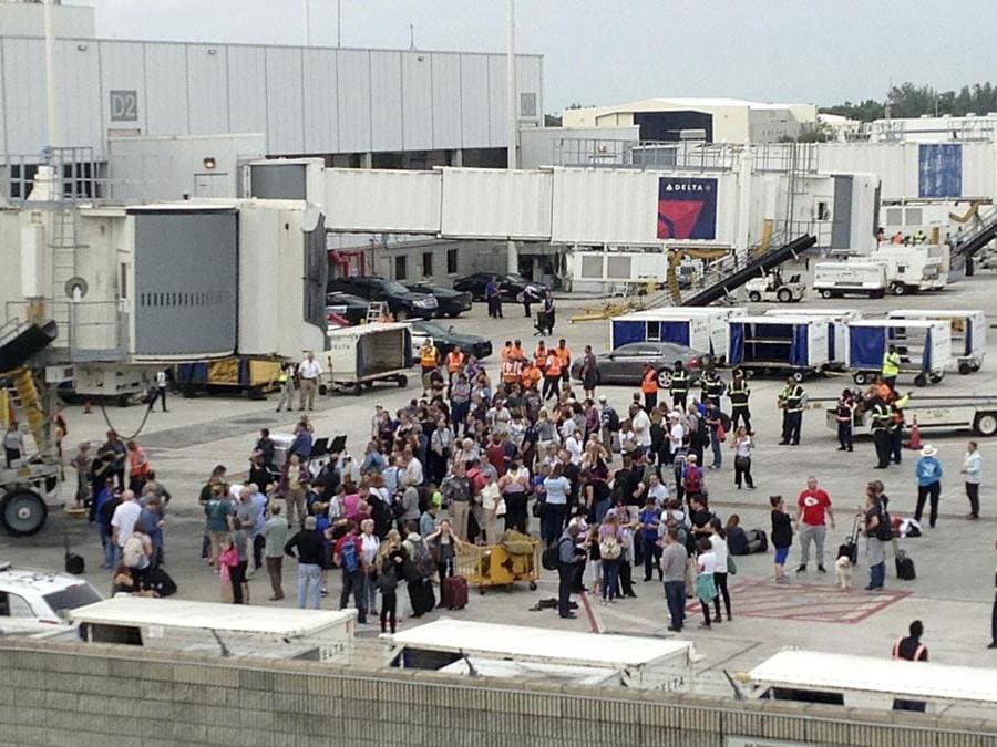 Passeggeri evacuati da un terminal dell’aeroporto di Fort Lauderdale-Hollywood. (AP Photo/Wilfredo Lee)