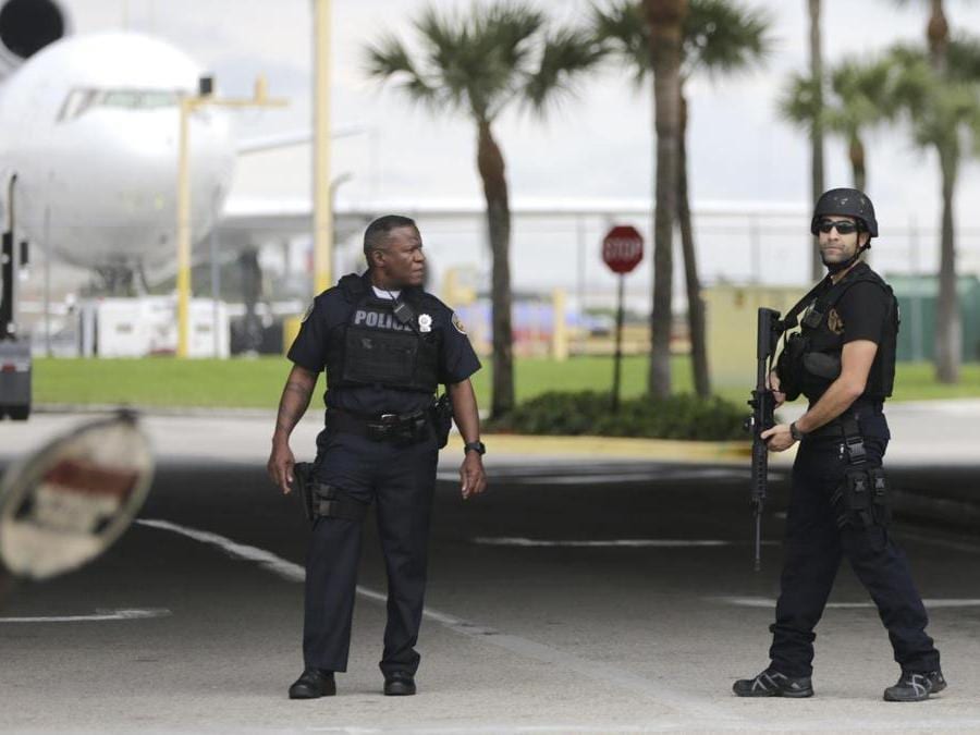 La polizia pattuglia il perimetro dell’aeroporto. (AP Photo/Lynne Sladky)