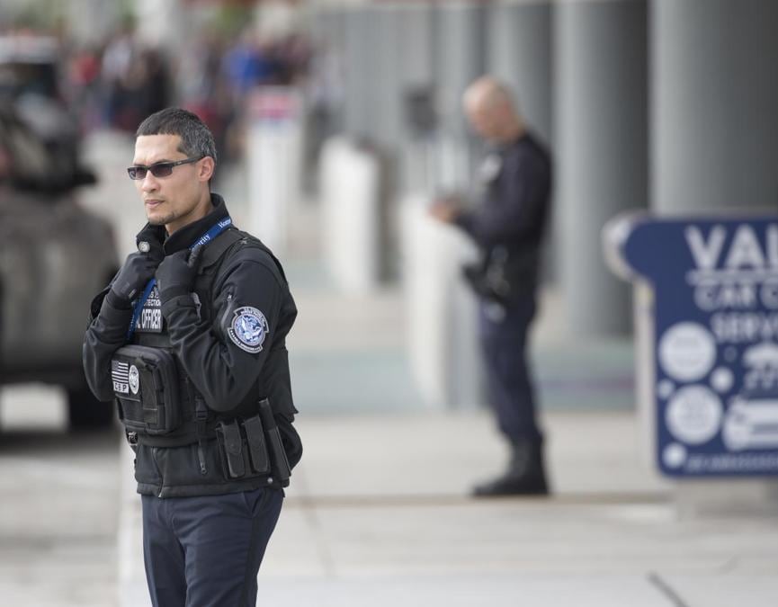 Personale di sicurezza all’esterno dell’aeroporto di Fort Lauderdale. (AP Photo/Wilfredo Lee)