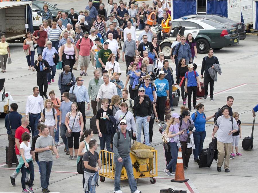 Passeggeri evacuati. (AP Photo/Wilfredo Lee)