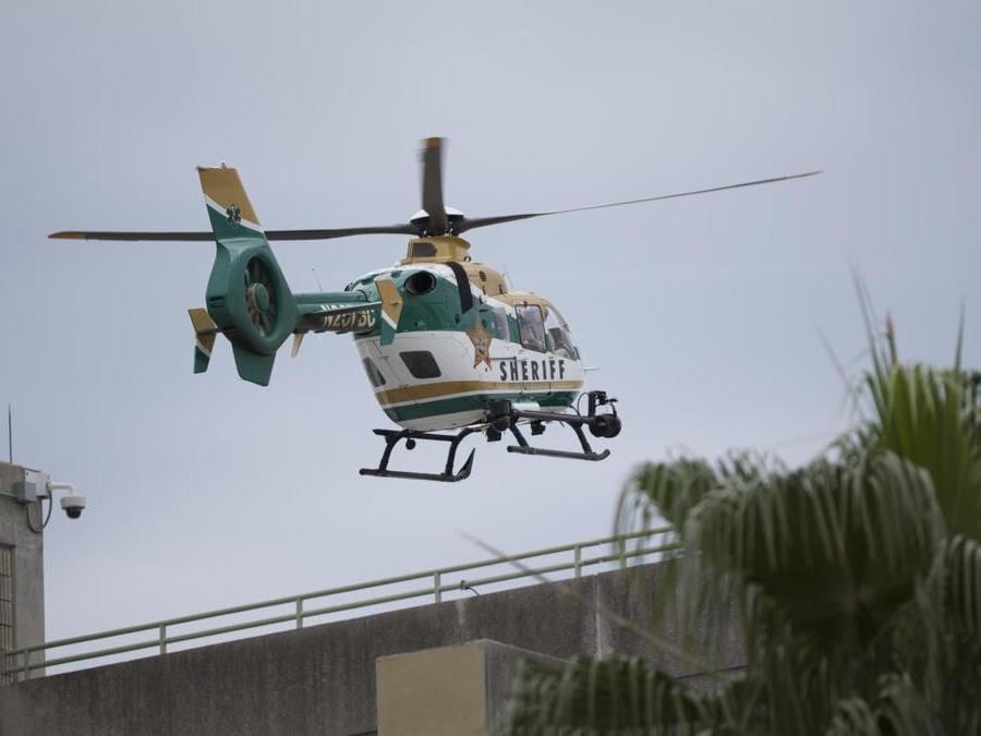 Elicottero delle forze dell’ordine alla ricerca dell’attentatore. (AP Photo/Wilfredo Lee)