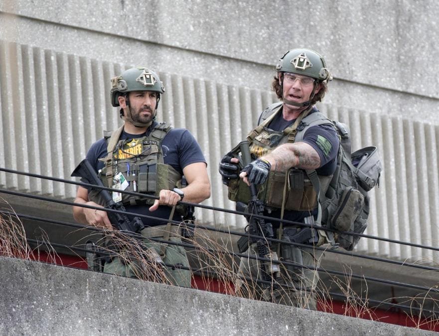 La polizia pattuglia il perimetro dell’aeroporto. (AP Photo/Wilfredo Lee)