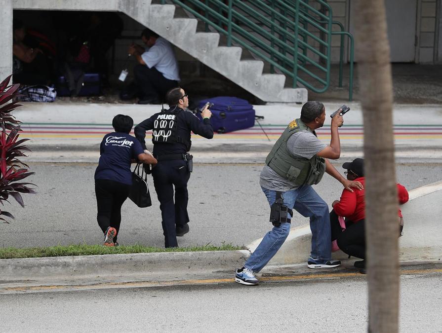 La polizia pattuglia il perimetro dell’aeroporto. (Joe Raedle/Getty Images/AFP)