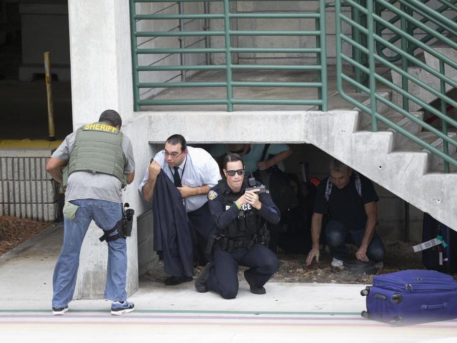 La polizia pattuglia il perimetro dell’aeroporto. (AP Photo/Wilfredo Lee)