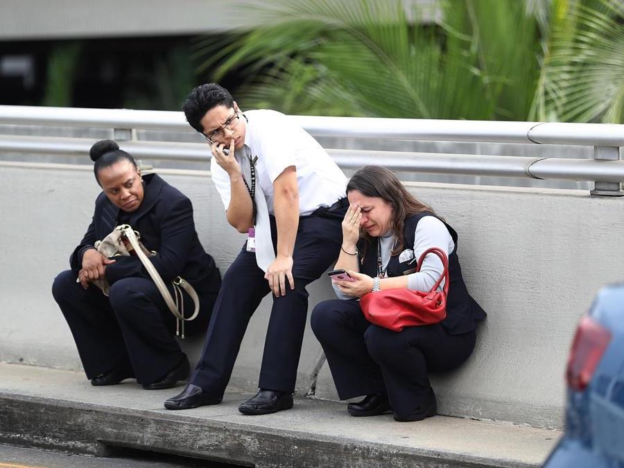 Persone si mettono al riparo. (Joe Raedle/Getty Images/AFP)