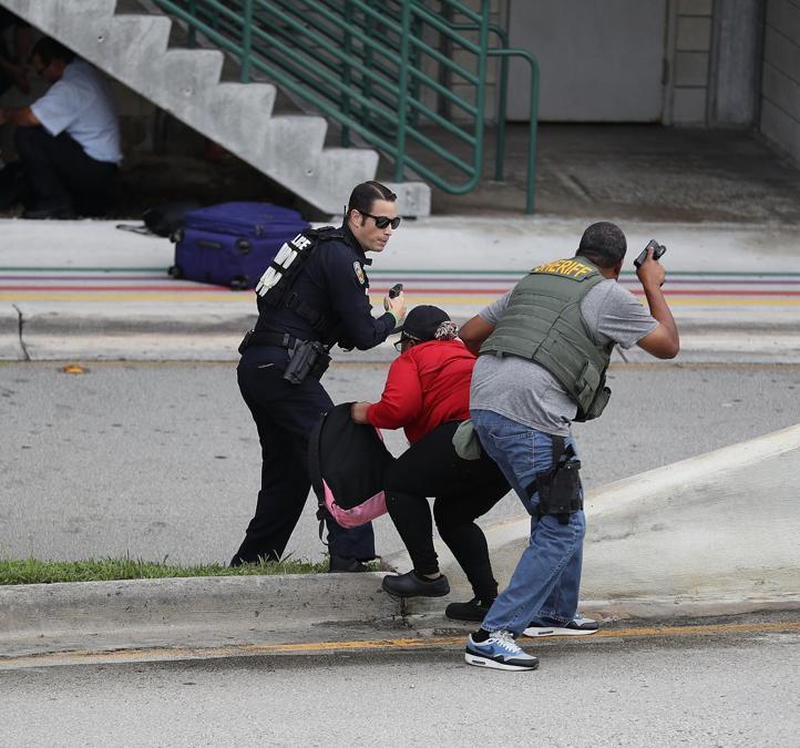 Persone al riparo, polizia che controlla. (Joe Raedle/Getty Images/AFP)