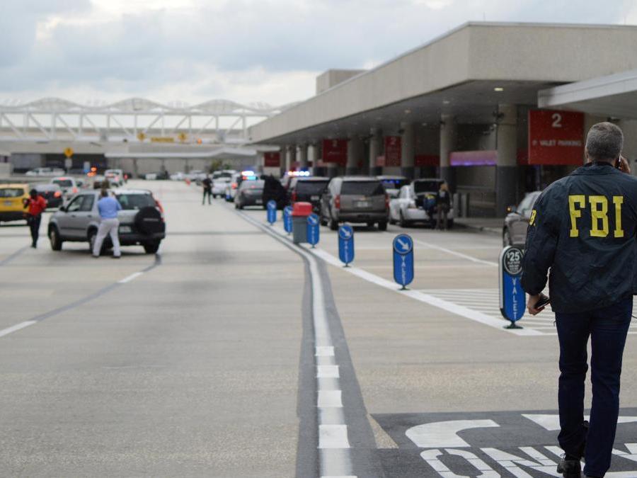 Le forze dell’ordine pattugliano il perimetro dell’aeroporto. (REUTERS/Zachary Fagenson)