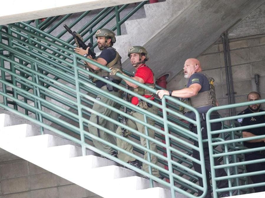 Forze dell’ordine in azione. (AP Photo/Wilfredo Lee)