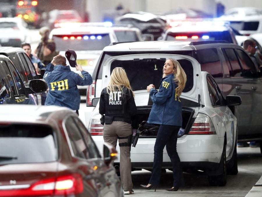 Membri dell’ATF e dell’FBI al Fort Lauderdale–Hollywood International Airport. (AP Photo/Wilfredo Lee)