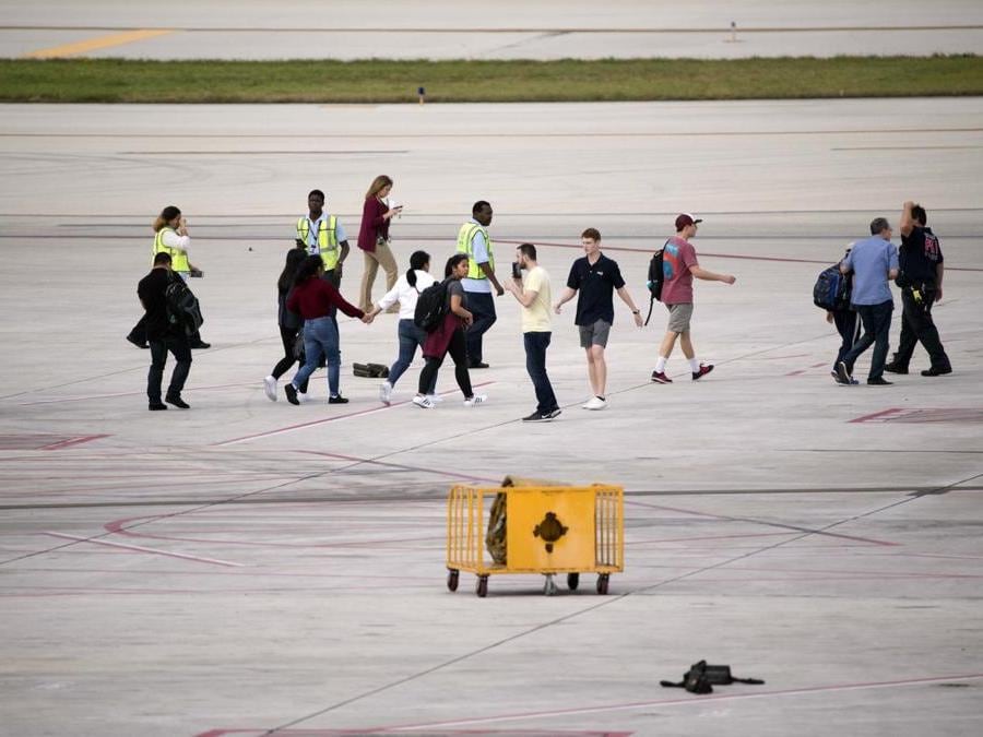 Panico tra i viaggiatori. (AP Photo/Wilfredo Lee)