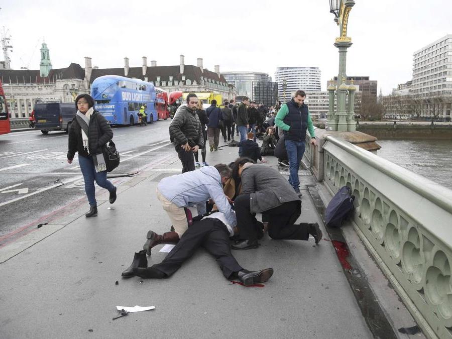 Feriti soccorsi dopo l'attacco a Westminster (REUTERS/Toby Melville) 