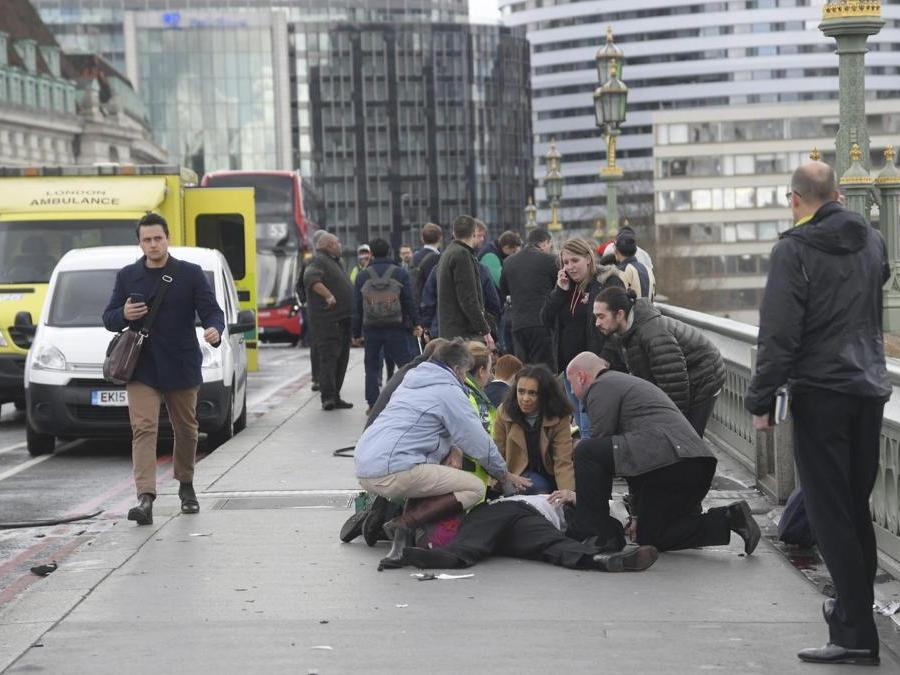Feriti soccorsi dopo l'attacco a Westminster (REUTERS/Toby Melville)