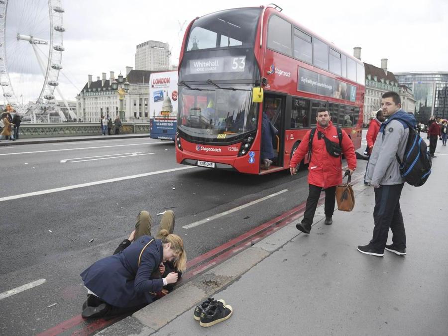 Feriti soccorsi dopo l'attacco a Westminster (REUTERS/Toby Melville) 
