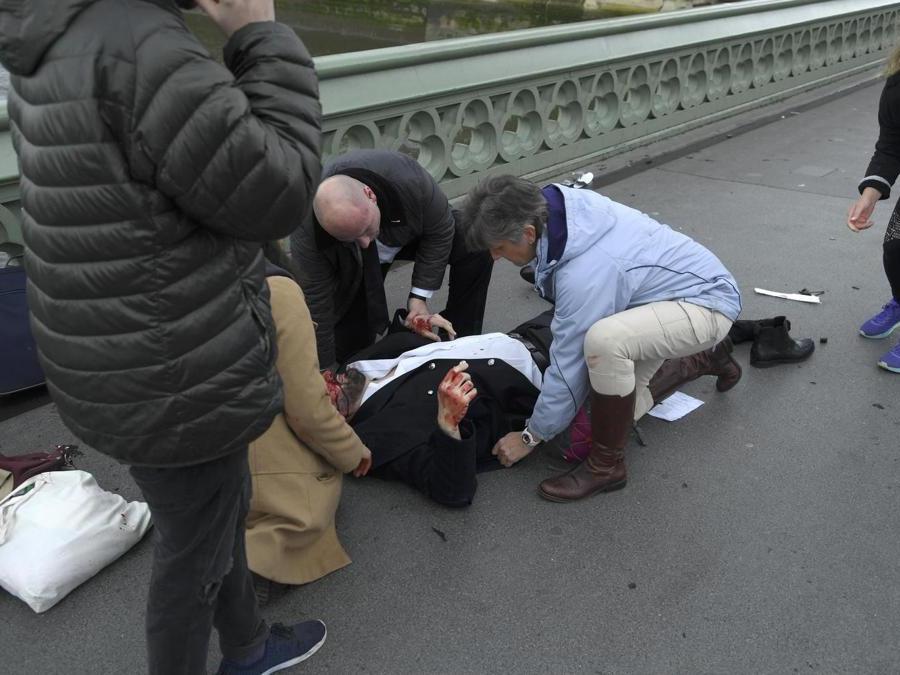 Feriti soccorsi dopo l'attacco a Westminster (REUTERS/Toby Melville)
