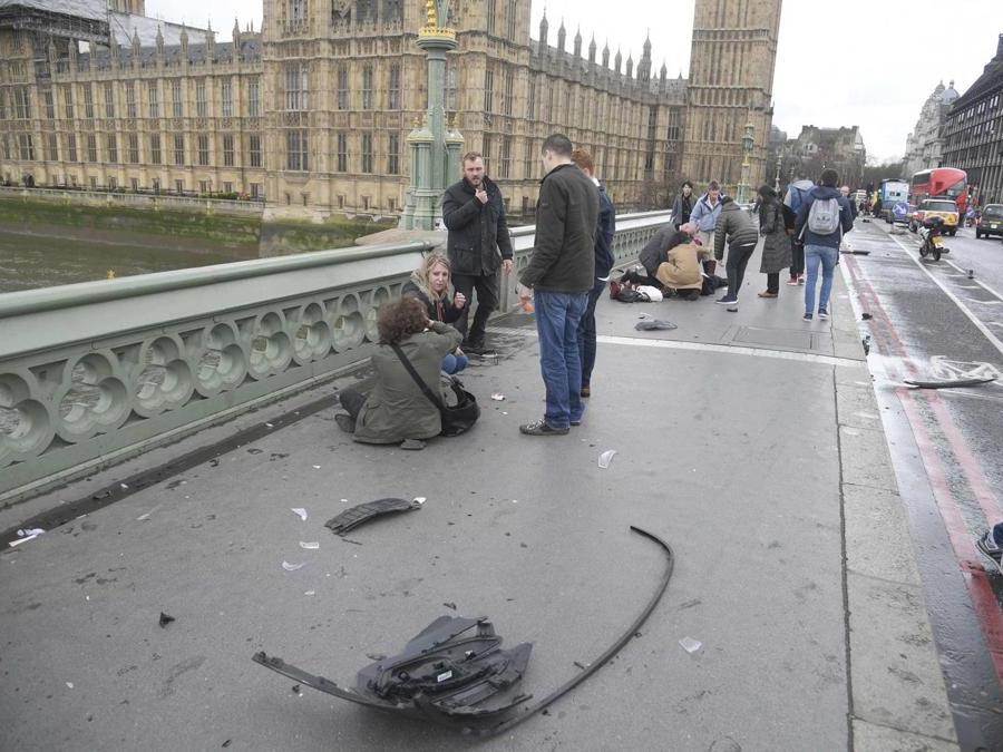 Feriti soccorsi dopo l'attacco a Westminster (REUTERS/Toby Melville)