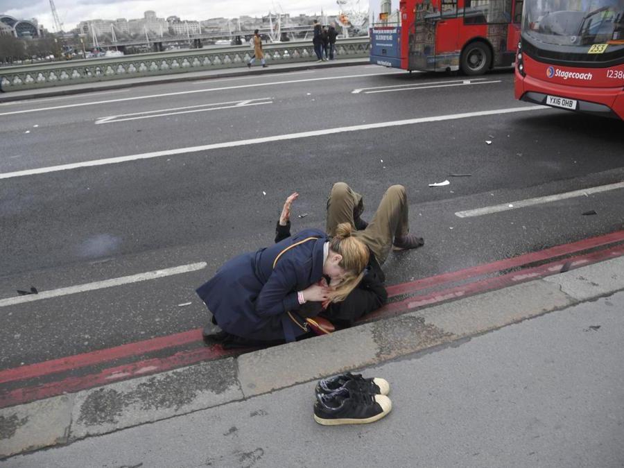 Feriti soccorsi dopo l'attacco a Westminster (REUTERS/Toby Melville)