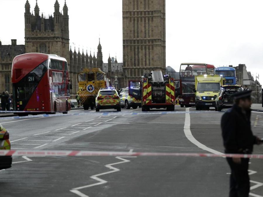 La Polizia mette in sicurezza l'area dell'attacco a Westminster (AP Photo/Matt Dunham)