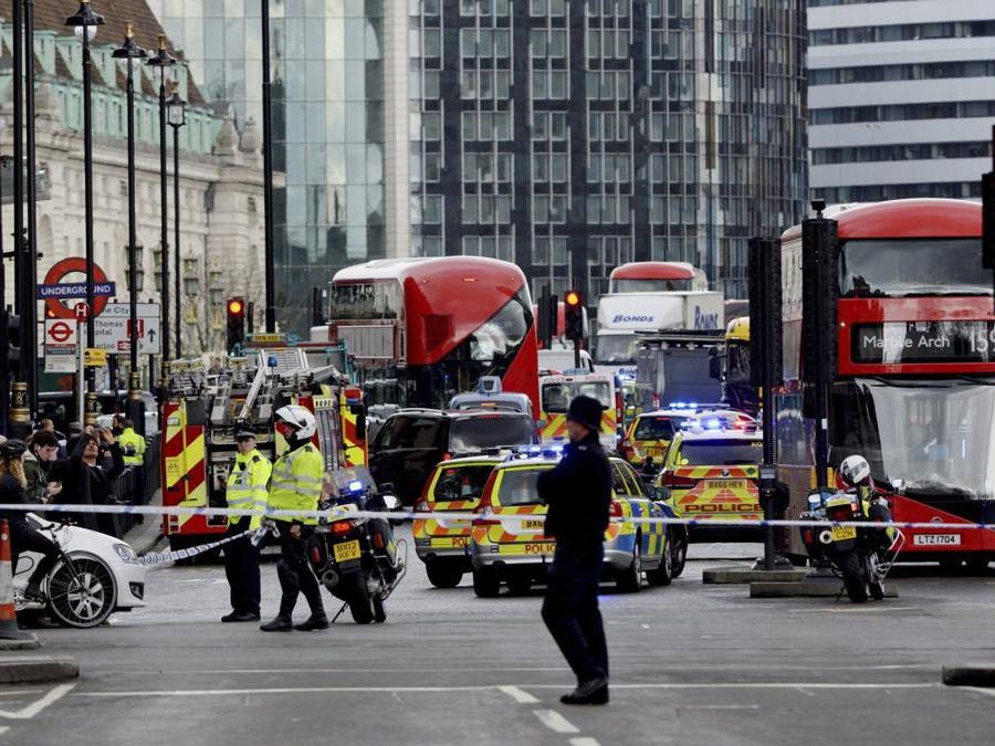 La Polizia mette in sicurezza l'area dell'attacco a Westminster (Victoria Jones/PA via AP)