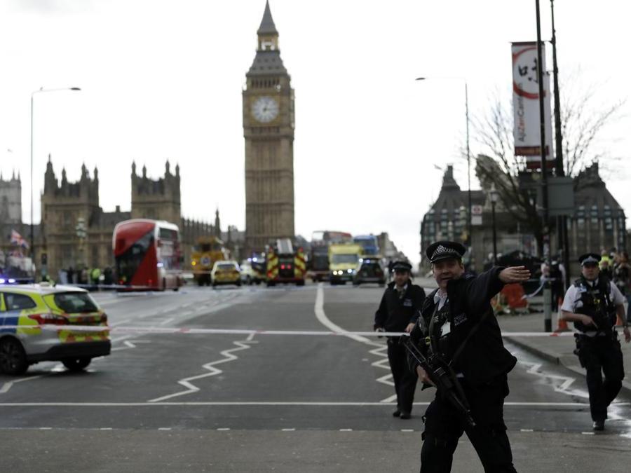 La Polizia mette in sicurezza l'area dell'attacco a Westminster (AP Photo/Matt Dunham)