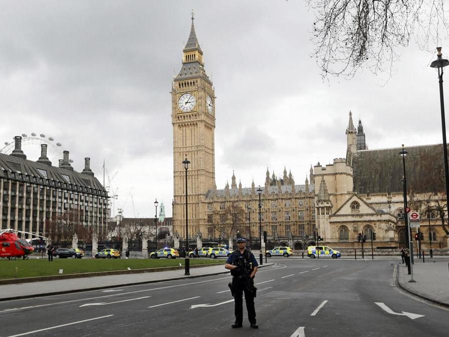 La Polizia mette in sicurezza l'area dell'attacco a Westminster (AP Photo/Kirsty Wigglesworth)