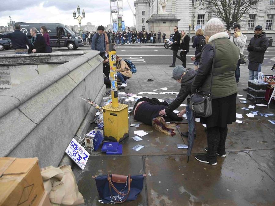 Feriti soccorsi dopo l'attacco a Westminster (REUTERS/Toby Melville)