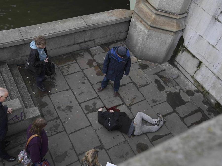 Feriti soccorsi dopo l'attacco a Westminster (REUTERS/Toby Melville)