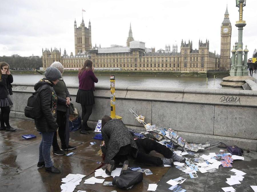 Feriti soccorsi dopo l'attacco a Westminster (REUTERS/Toby Melville)