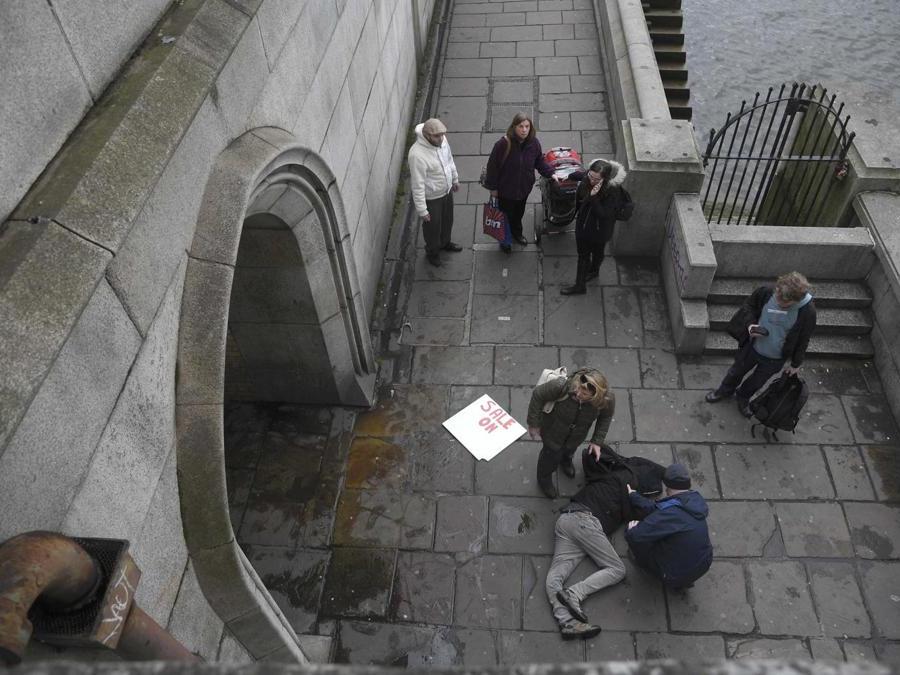 Feriti soccorsi dopo l'attacco a Westminster (REUTERS/Toby Melville)
