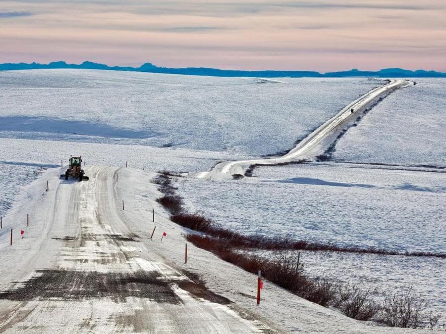 ALASKA. (STATI UNITI) Dalton Highway. È un'autostrada lunga 666 km. Al km 185 oltrepassa il Circolo Polare Artico e al km 203 la curva più pericolosa. Da segnalare che lungo il percorso non prendono i cellulari e non c'è internet. Sul tragitto si incontrano solo tre villaggi, per un numero complessivo di sessanta abitanti. (OLYCOM)
