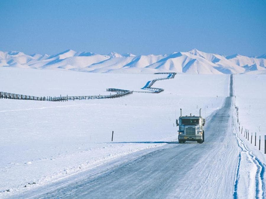 ALASKA. (STATI UNITI) Dalton Highway. È un'autostrada lunga 666 km. Al km 185 oltrepassa il Circolo Polare Artico e al km 203 la curva più pericolosa. Da segnalare che lungo il percorso non prendono i cellulari e non c'è internet. Sul tragitto si incontrano solo tre villaggi, per un numero complessivo di sessanta abitanti. (OLYCOM) 