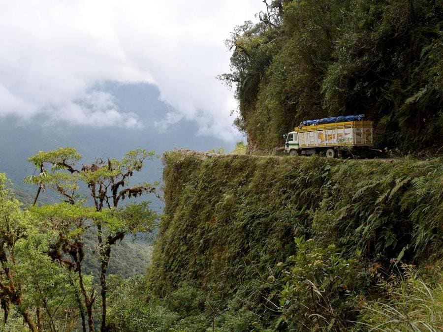 BOLIVIA. El Camino de la Muerte. È la strada più pericolosa al mondo: risale una montagna, è stretta, col fondo sterrato e senza parapetti. È lunga 56 km e collega La Paz a Coroico in Bolivia. (OLYCOM)