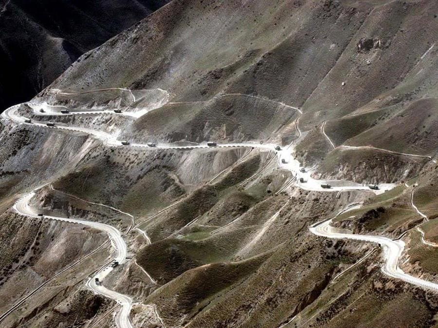 CINA. Il Sichuan-Tibet Highway è conosciuta come l'autostrada più pericolosa della Cina. La strada inizia a Chengdu, capitale della provincia di Sichuan nella Cina sud-occidentale, e termina a Lhasa, la capitale della regione autonoma del Tibet. L'autostrada si estende su 2.142 km, attraversa 14 montagne (alcune con ghiacciai), foreste antiche, e molti fiumi. (AP)