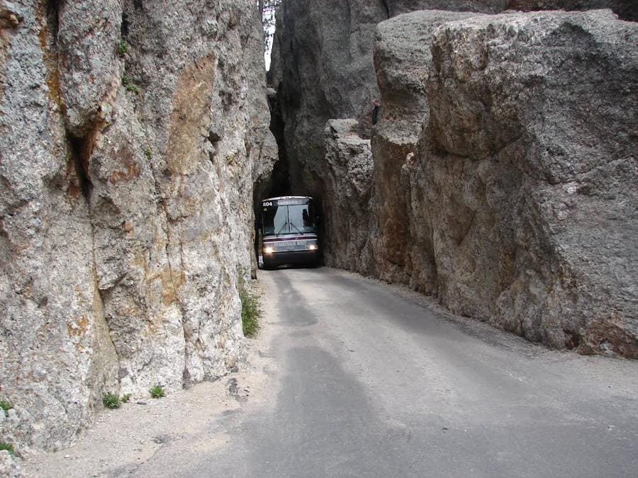 CINA. Tunnel di Guoliang. È un tunnel scavato attraverso una montagna che copre le province di Huixian, Xinxiang e Henan. Durante la sua costruzione avvenuta nel 1972, gli operai hanno spaccato la montagna col martello, progredendo alla velocità di un metro ogni tre giorni. 