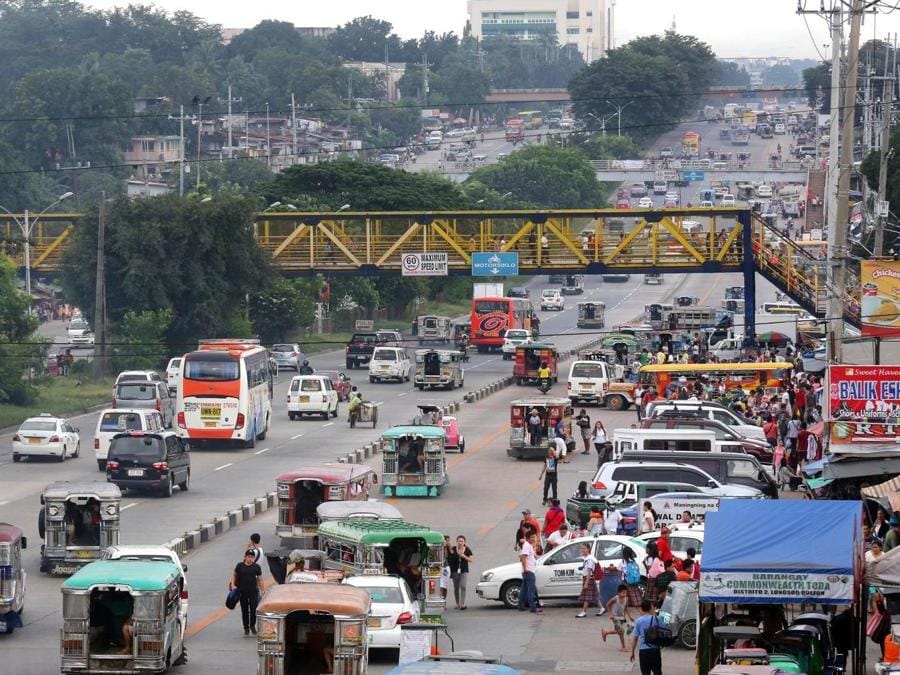 FILIPPINE. Commonwealth Avenue - Quezon City. Nota con il nome di strada assassina. Ogni giorno avvengono dai 3 ai 5 incidenti a causa dell'enormità di corsie. In alcuni tratti ce ne sono ben 18 . (OLYCOM)