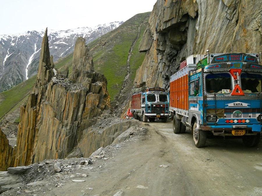 INDIA. Zoji La Pass. Una delle strade più pericolose nella regione himalayana del KashmirIl