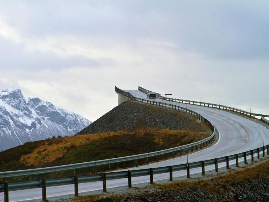 NORVEGIA. Il ponte sulla Strada dell'Atlantico. È un tratto di 8 km costruito su diversi scogli e isolotti, collegati tra loro da ponti tra Kristiansund e Molde. (OLYCOM)