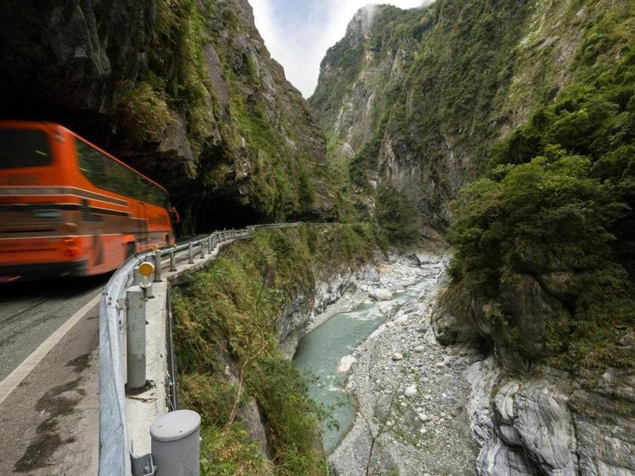 TAIWAN. Taroko Gorge Road a Taiwan è una strada di montagna stretta e tortuosa. Piena di curve cieche, curve strette e stretti sentieri che attraversano rocce e montagne. (OLYCOM)