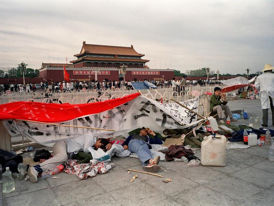 In questa foto di archivio scattata il 21 maggio 1989 gli studenti manifestano con un sit-in in Piazza Tiananmen a Pechino. (Photo by NAOCHIRO KIMURA / AFP)