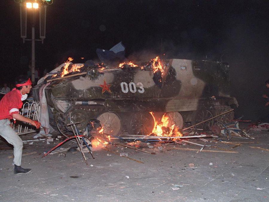 Scontri nei pressi di Piazza Tiananmen il 4 giugno 1989. ANSA / LI