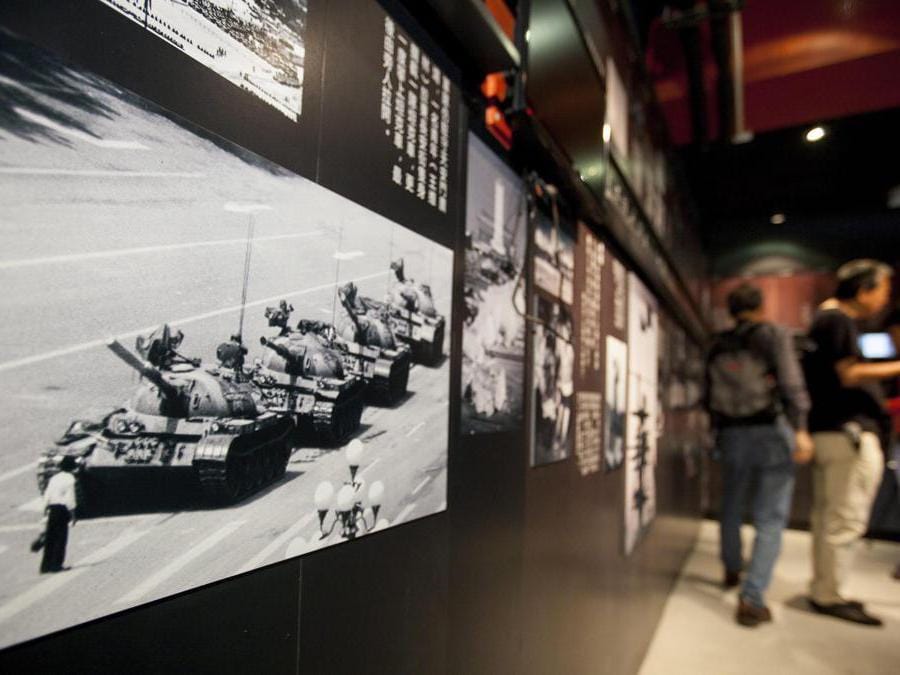 La famosissima foto è in mostra al “Museo del 4 giugno che apre le sue porte al pubblico, nel distretto di Tsim Sha Tsui, Kowloon, Hong Kong, Cina, il 26 aprile 2014. ANSA/ALEX HOFFORD